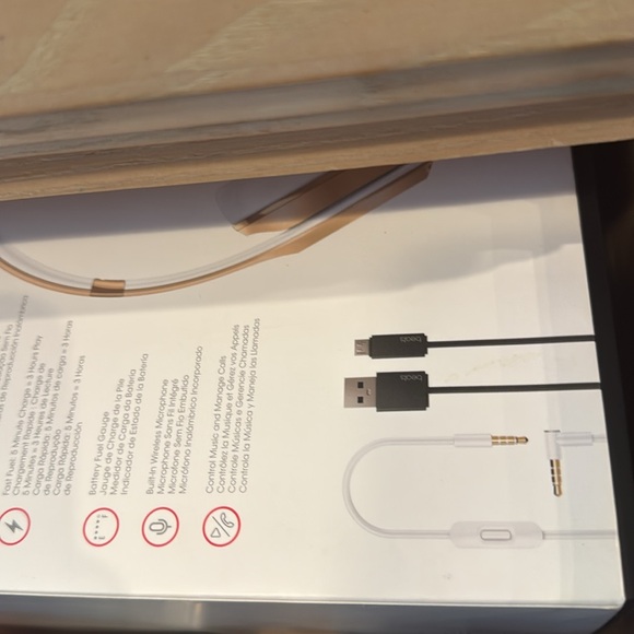 Beats Solo 3 Wireless Special Edition Gold Headphones - Picture 14 of 14